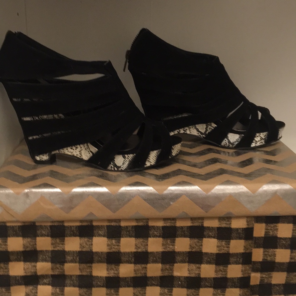 Shoe dazzle black with faux snake wedges